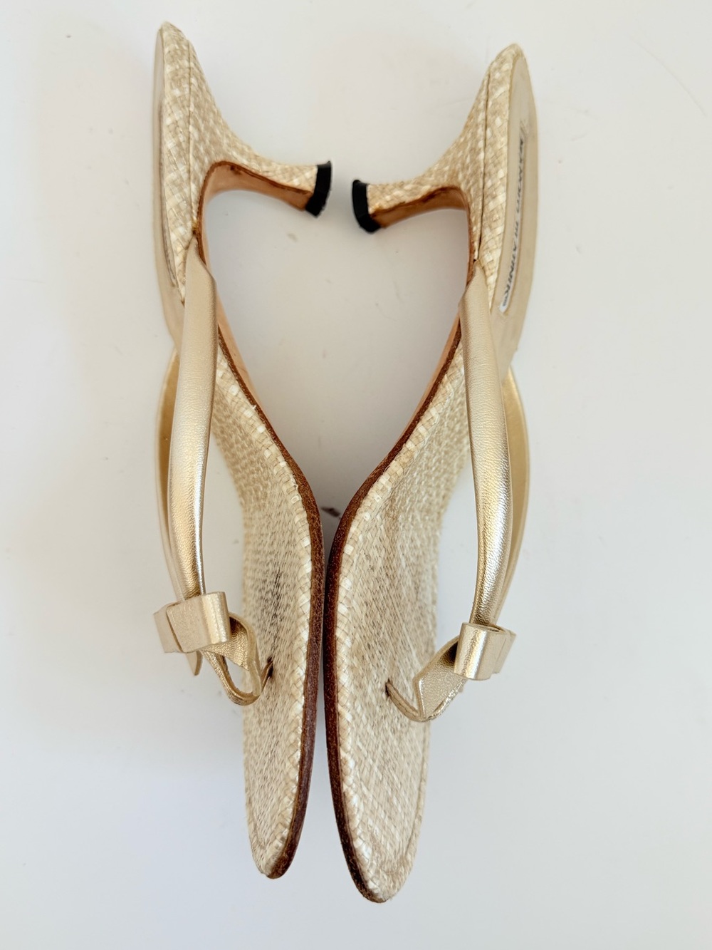 Manolo Blahnik Vintage Y2K Gold Raffia Bow Thong Kitten Heel Sandals 38 - Picture 6 of 9